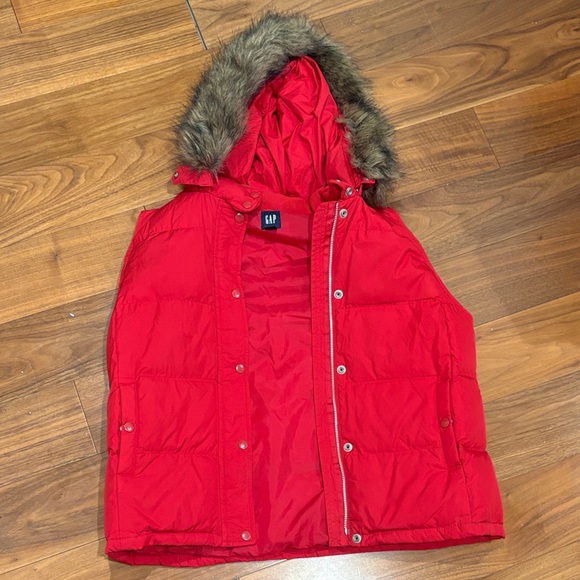 GAP Women’s Red Puffer Vest with Faux Fur Trim Detachable Hood - Picture 1 of 5